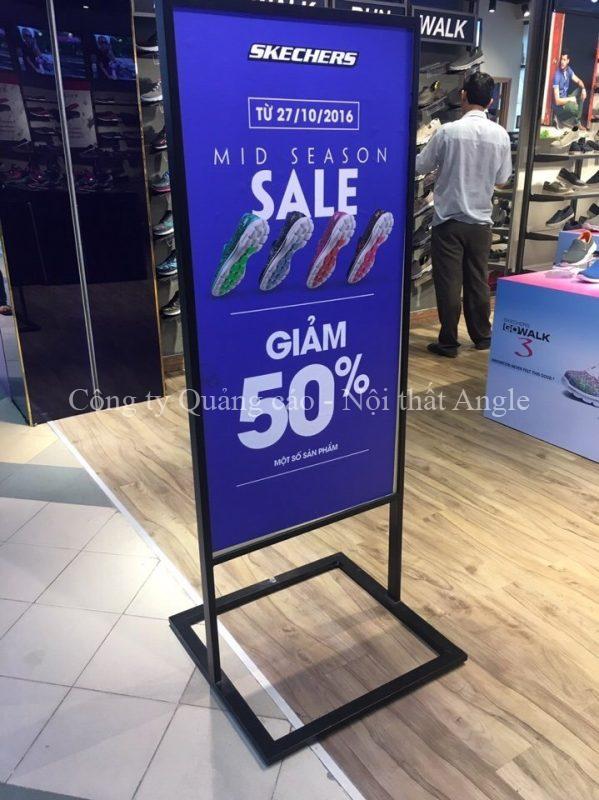 Standee chân sắt