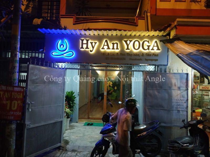 Sử dụng đèn LED trong biển hiệu Yoga